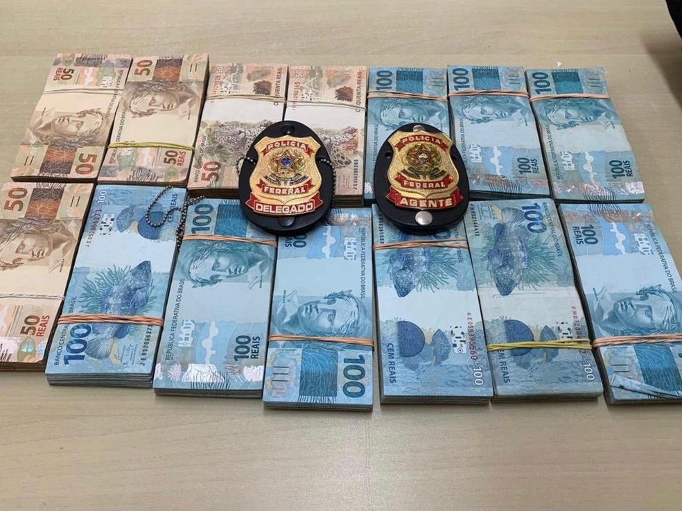 R$ 110 mil encontrados em cofre apreendido em apartamento de Alexandre Baldy em Goiânia — Foto: Reprodução/PF-RJ