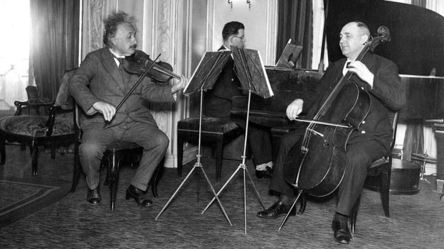 BBC Einstein gostava de tocar violino em suas horas vagas (Foto: Getty Images via BBC)