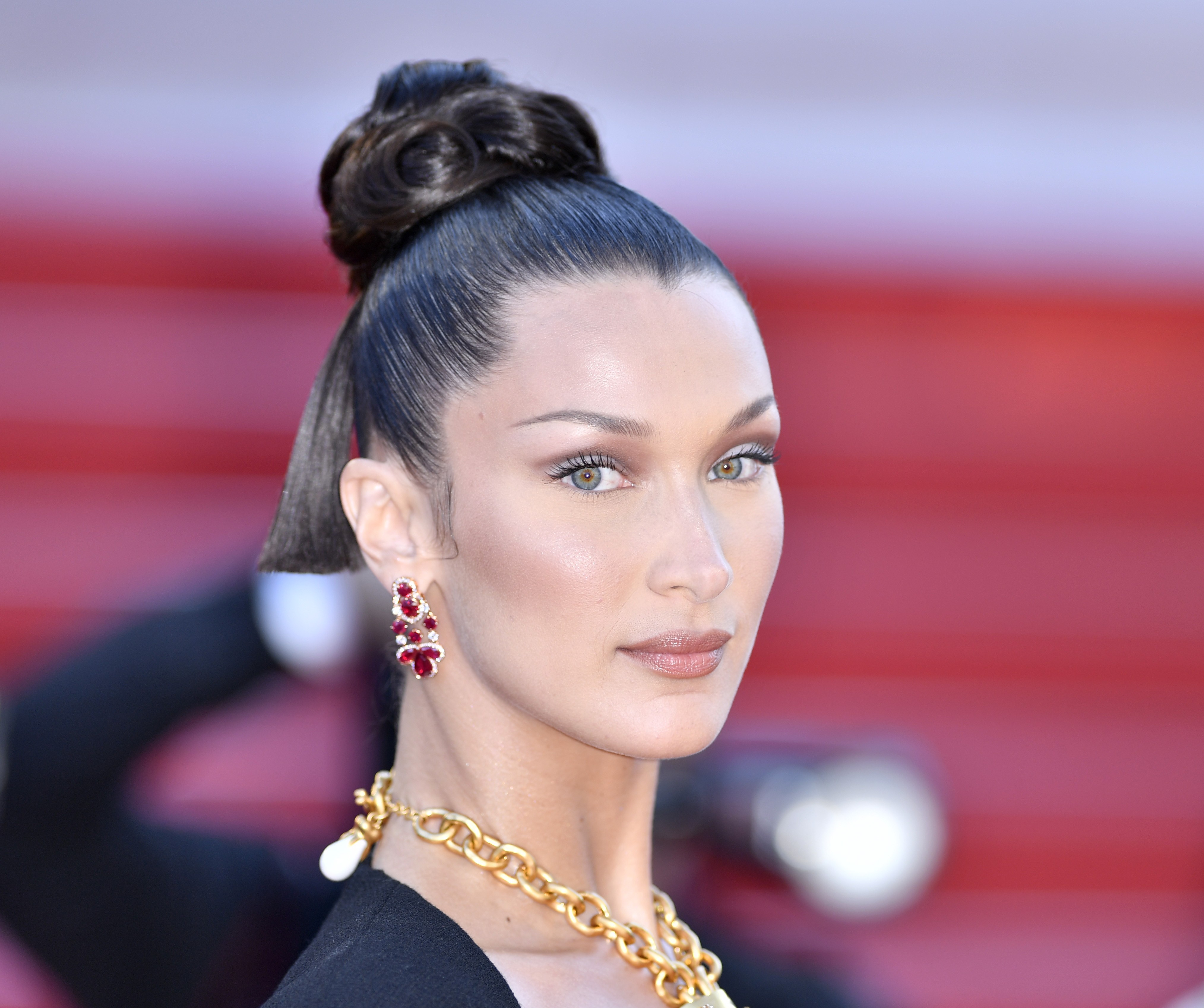 CANNES, FRANCE - JULY 11: US model Bella Hadid arrives for the screening of the film "Tre Piani" (Three Floors) in competition at the 74th Cannes Film Festival in Cannes, France on July 11, 2021 (Photo by Mustafa Yalcin/Anadolu Agency via Getty Images) (Foto: Anadolu Agency via Getty Images)