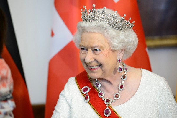 A rainha Elizabeth II usa tiaras em jantares ou cerimônias oficiais (Foto: Getty Images)