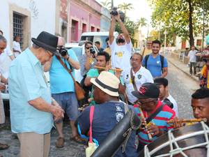 Sebastião Biano reunido com pifeiros no &#39;V Tocando Pífanos&#39; (Foto: Divulgação/Página 21)