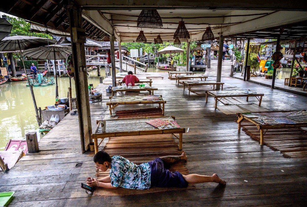 Praça de alimentação em Pattaya, destino turístico da Tailândia, esvaziada pelo surto do novo coronavírus — Foto: Mladen Antonov/AFP