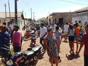 Crime chamou atenção e muita gente se aglomerou em frente a residência do advogado em Barras (Foto: Francisco Duarte/Portal A Grande Barras)