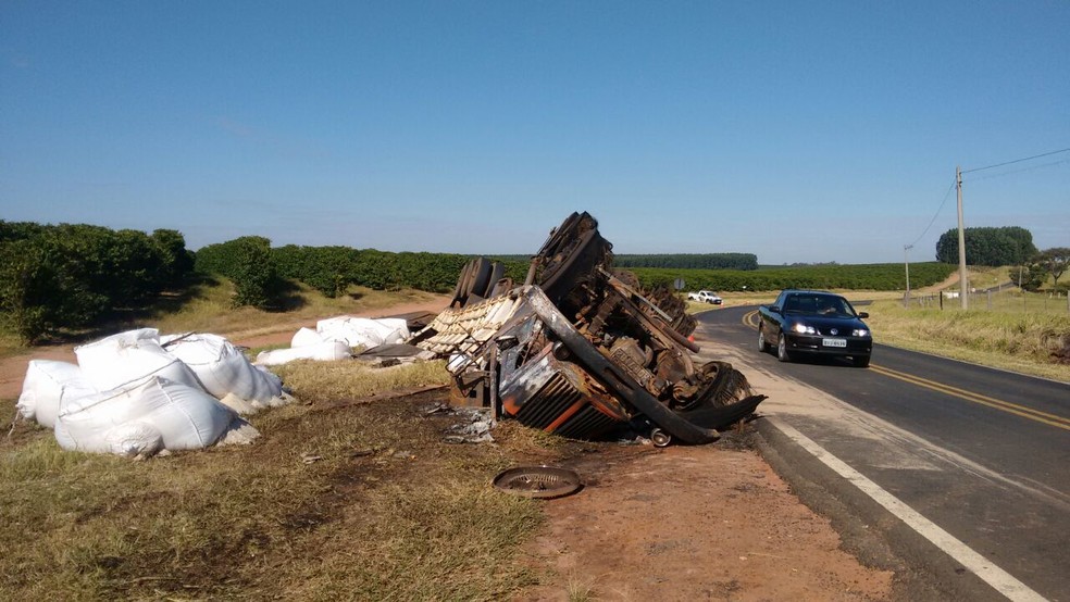 Motorista teria perdido controle da direção e caminhão tombou para fora da pista na Rodovia da Comunidade em Garça (Foto: Ricardo Freitas / TV TEM)