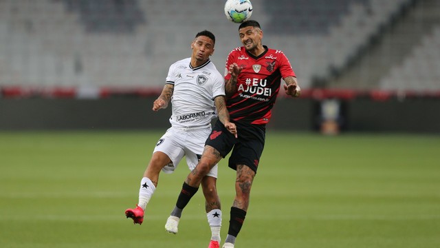 Jogo foi bastante brigado, principalmente no primeiro tempo