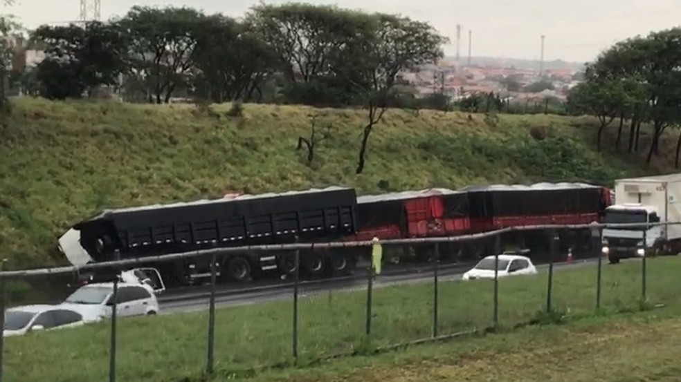 Acidente entre duas carretas na rodovia dos Bandeirantes nesta sexta-feira (30).  — Foto: Reprodução/TV Globo