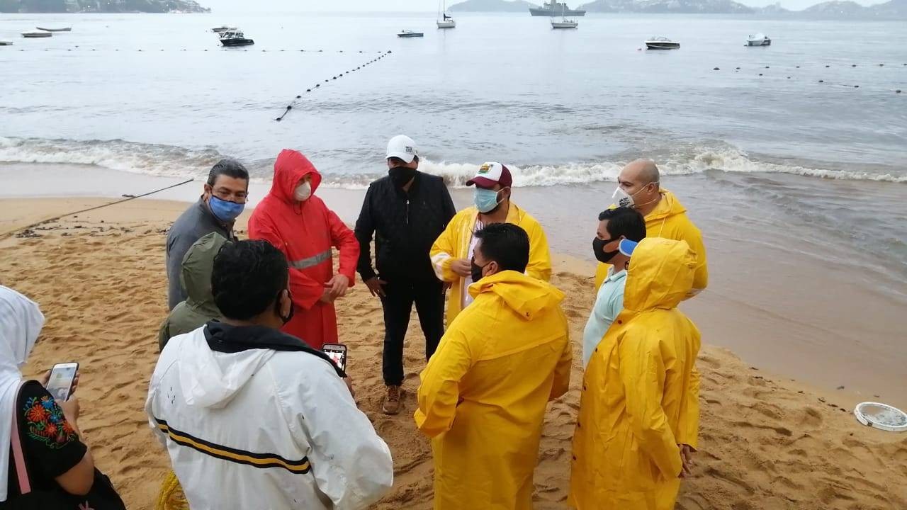 Especialistas analisam ás aguas despejadas no mar (Foto: Governo de Acapulco)