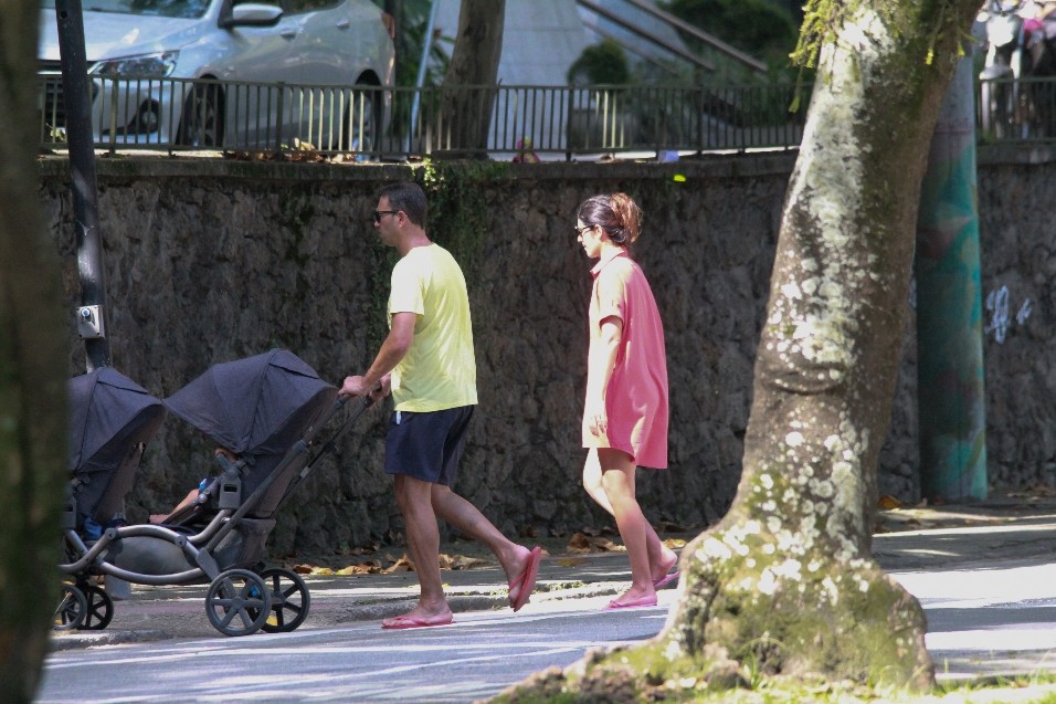 André Rizek e Andreia Sadi passeiam com os filhos na Lagoa Rodrigo de Freitas (Foto: AgNews)
