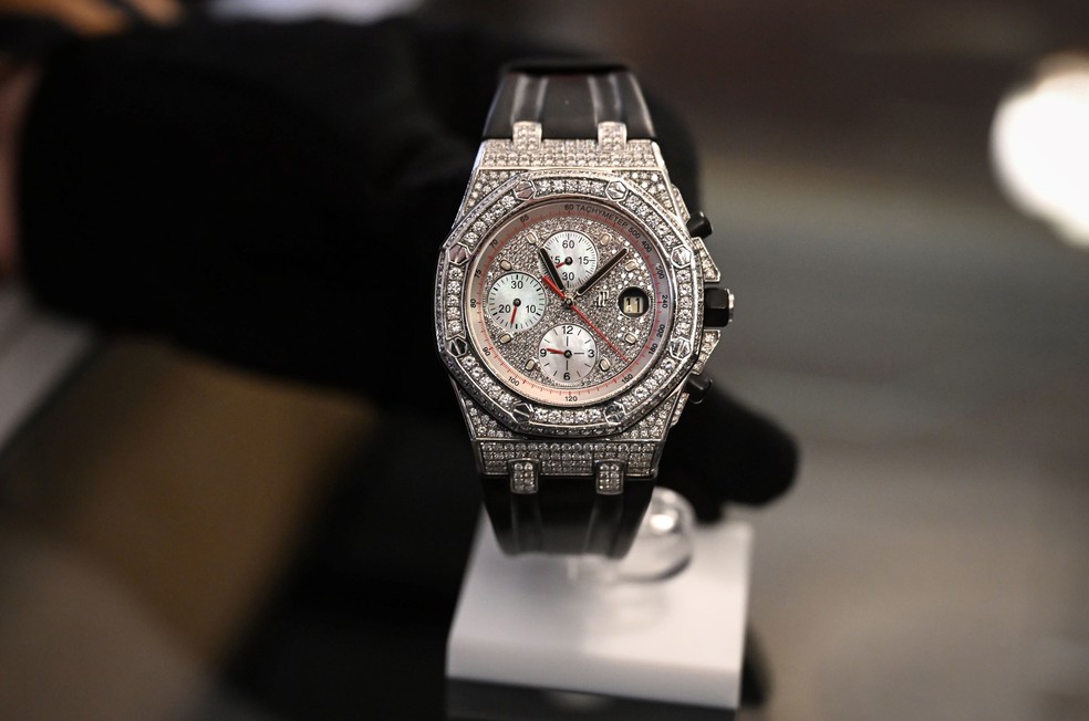 Relógio Audemars Piguet Royal Oak apreendido de traficantes e leiloado em Paris, em 25 de abril de 2023 — Foto: Emmanuel Dunand/AFP