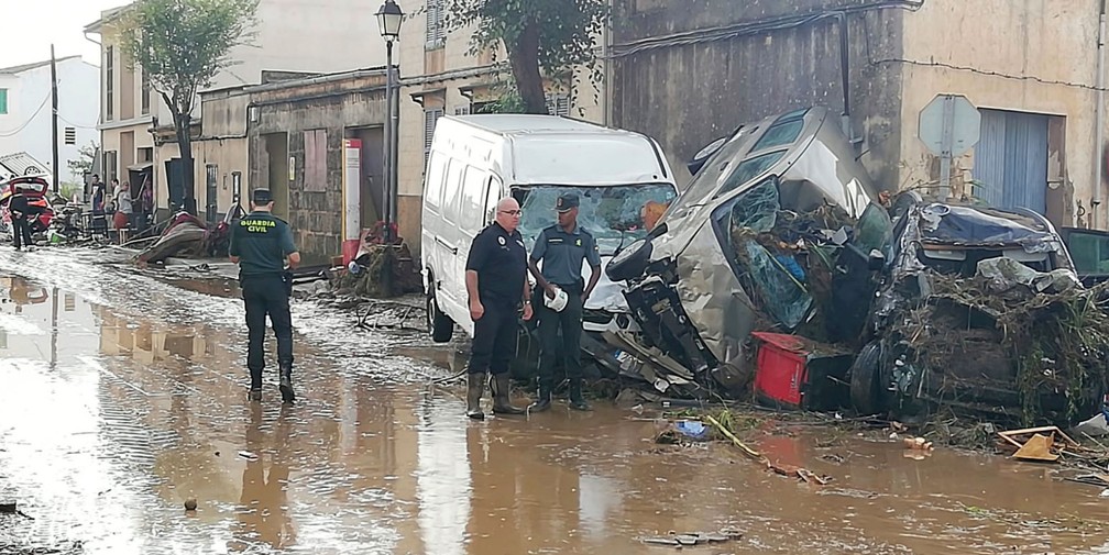 VeÃ­culos ficaram destruÃ­dos apÃ³s fortes chuvas atingirem Sant Llorenc, em Marllorca, na Espanha,  nesta quarta-feira (10)  â€” Foto: Juan Pedro Martinez/ AP