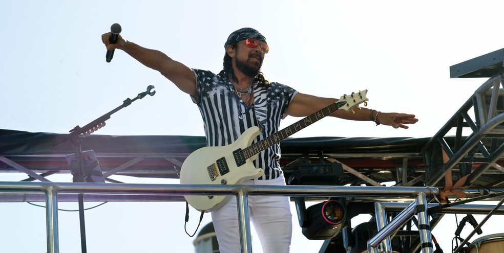 Bell Marques puxa bloco Namoradrilha pelas ruas de Campina Grande cantando axé e forró em 3 de junho (Foto: Joilson César/Ag Haack)