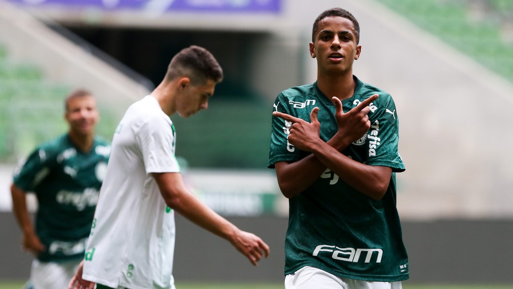 Giovani é sondado por grupo City, mas Palmeiras faz jogo duro pelo atacante