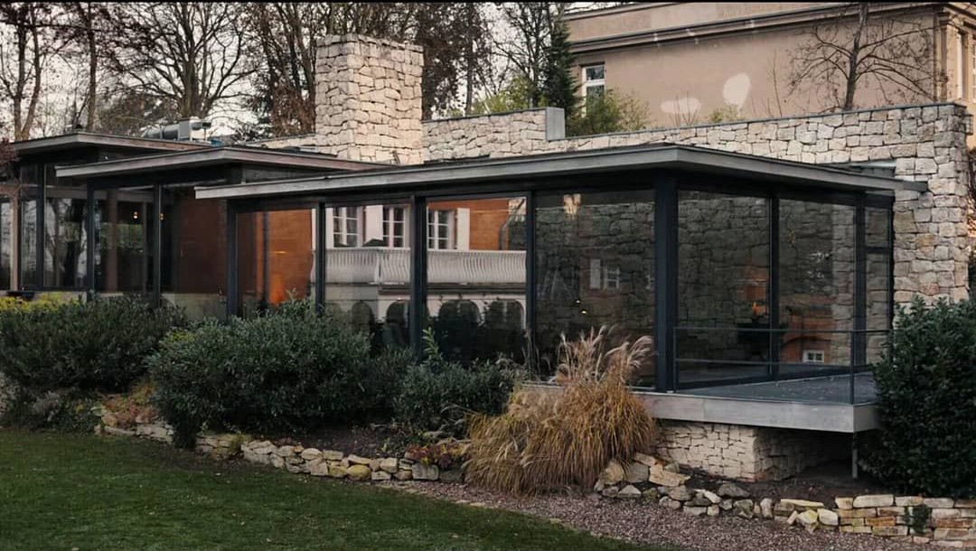 A casa pertencente à família Tiedemann, na série, está à venda por 5 milhões de euros. (Foto: Pinterest/Reprodução)