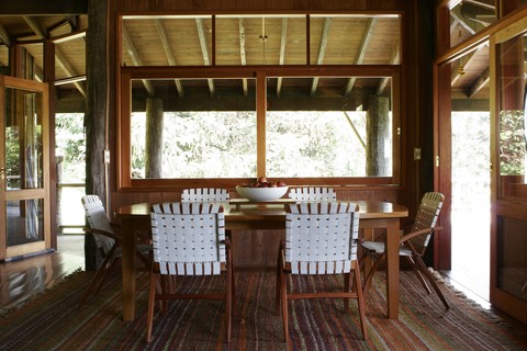 No projeto do arquiteto Carlos Motta, a mesa e as cadeiras de autoria do profissional trazem um clima leve para o espaço, assim como o tapete da Casa Fortaleza