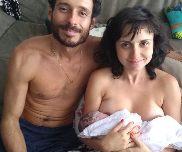 Matheus e Bia com a filha Maria Lina, momentos após seu nascimento, na sala da casa (Foto: Arquivo pessoal)