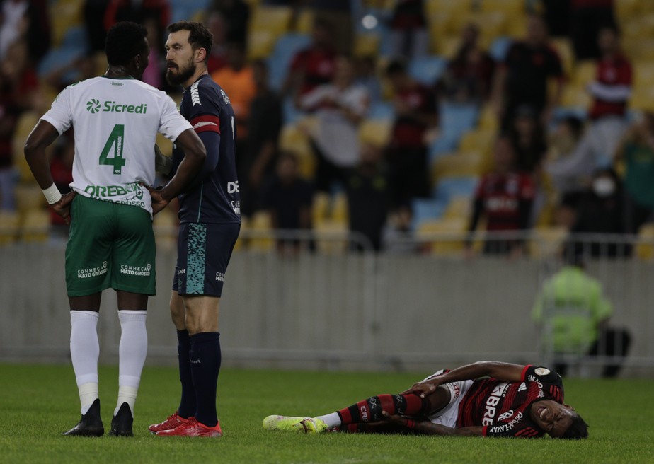 Bruno Henrique chora em campo após sofrer lesão no joelho direito no jogo entre Flamengo e Cuiabá
