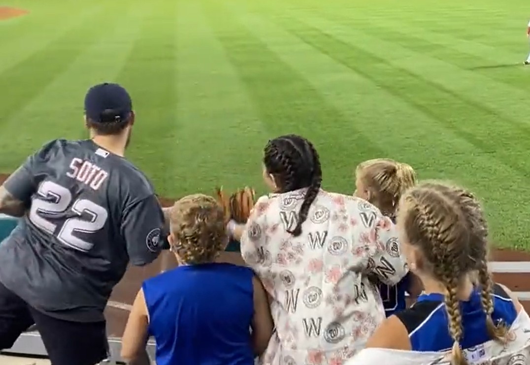 Vídeo flagra adulto ‘roubando’ bola de beisebol que era destinada a crianças e revolta web  (Foto: Reprodução/Twitter)