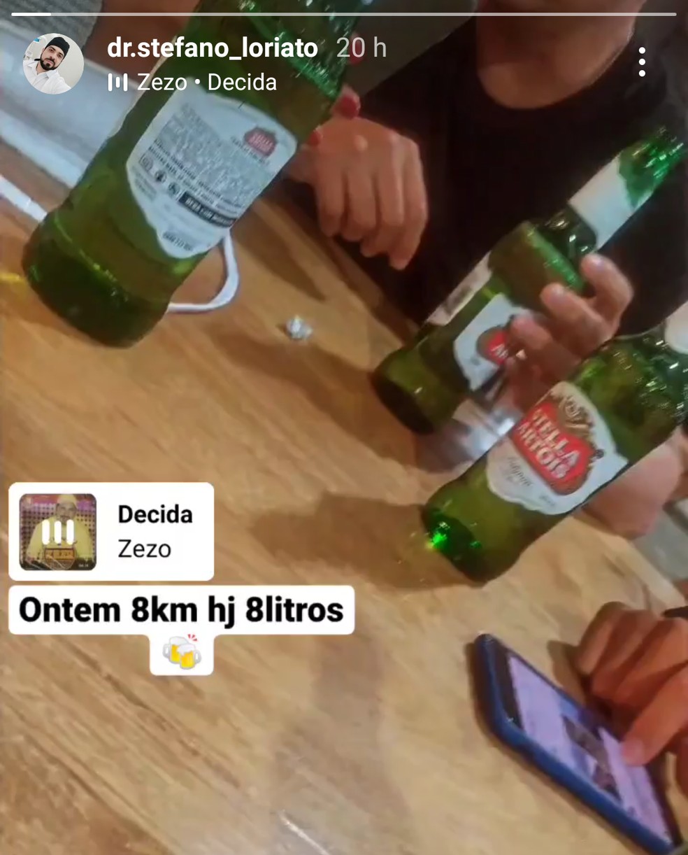 Militar postou em uma mesa com garrafas de cerveja horas antes do acidente — Foto: Reprodução