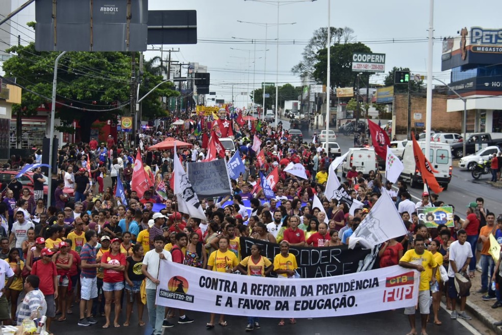 NATAL, 16h40: manifestantes andaram pela Avenida Salgado Filho â€” Foto: Pedro Vitorino