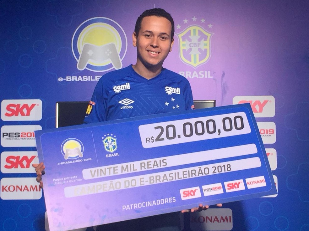 Henrykinho, do Cruzeiro, é o campeão do e-Brasileirão — Foto: Thiago Correia