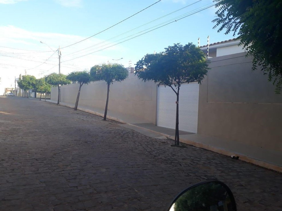 Casa em Sousa, no Sertão da Paraíba, que teria sido comprada por Livânia Farias por R$ 400 mil — Foto: Reprodução/TV Cabo Branco