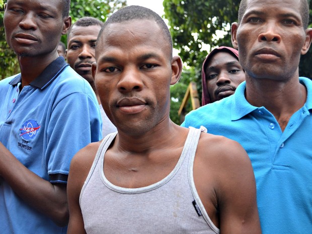 O haitiano Celimon Jambier, 32 anos, diz que se arrependeu de vir para o Brasil (Foto: Veriana Ribeiro/G1)