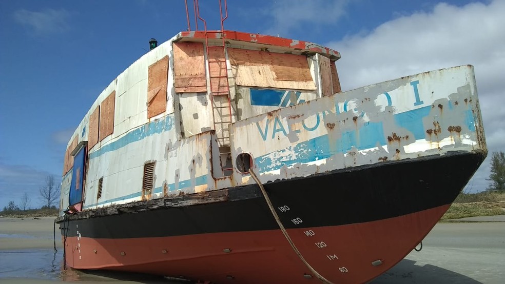 Embarcação antiga amanheceu encalhada em Ilha Comprida, SP — Foto: g1 Santos