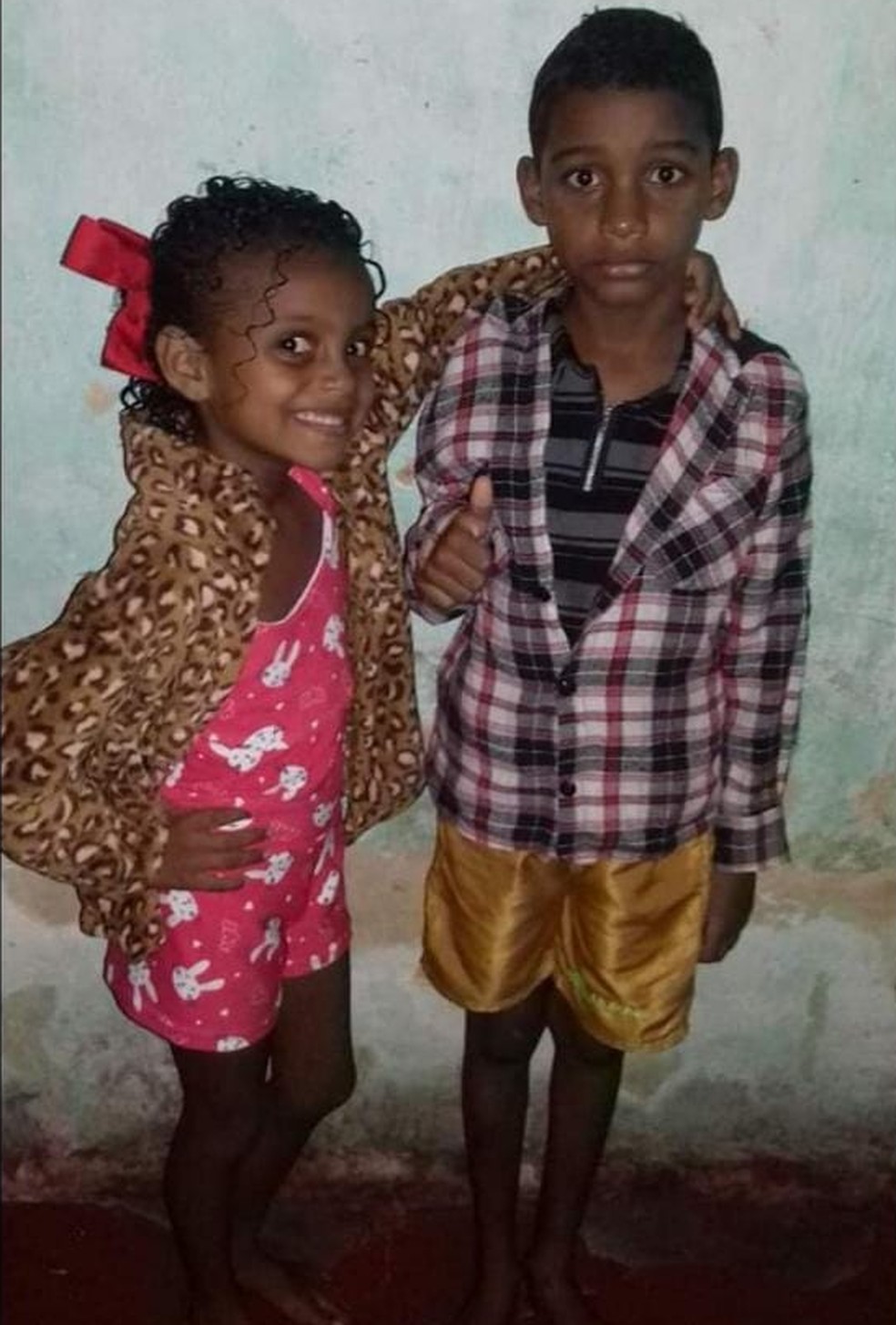 Kamile Santos Oliveira, de oito anos, e o irmão dela, Keyrison Santos Oliveira, de 10, foram mortos a tiros em Conceição da Barra — Foto: Reprodução/TV Gazeta