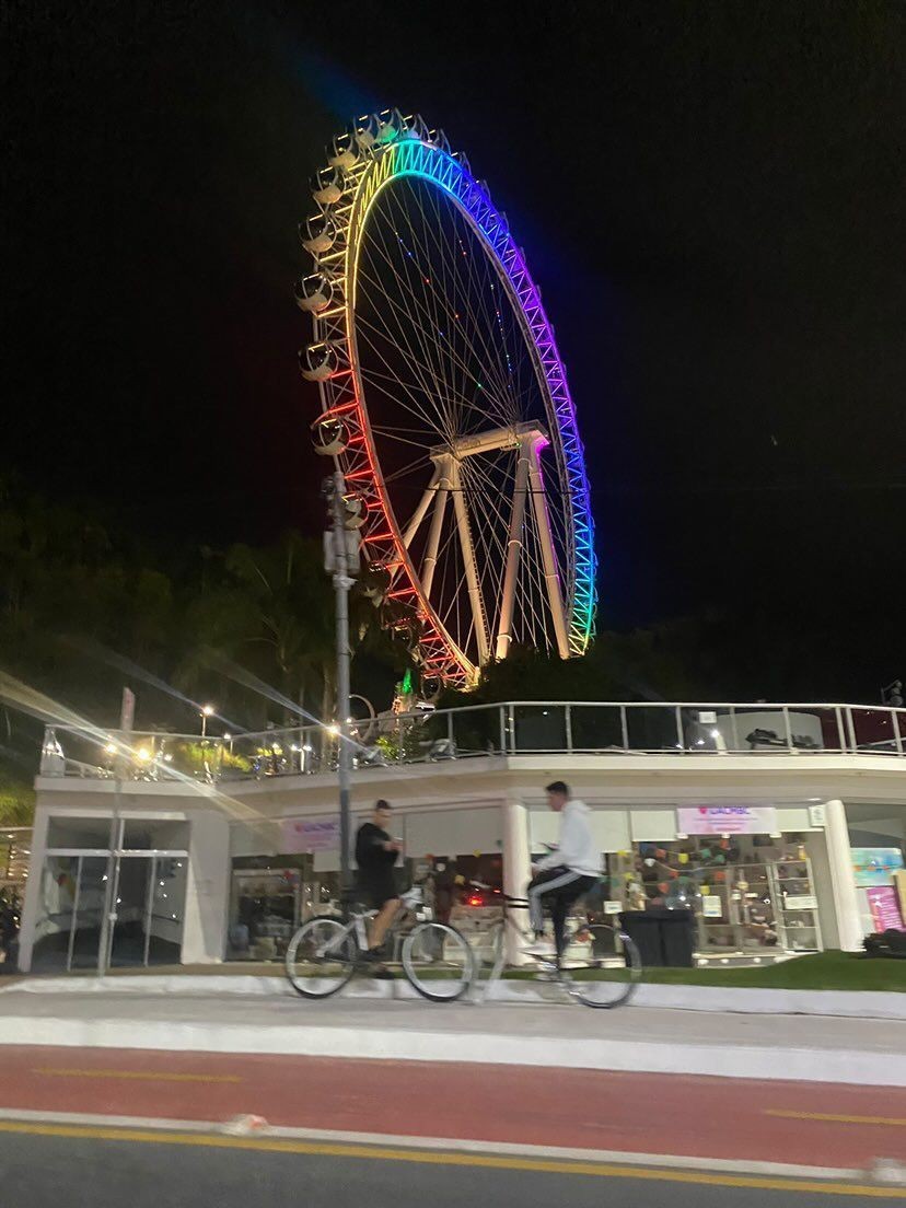 Roda-gigante de SC ganha cores da bandeira do arco-íris para celebrar mês do orgulho LGBTQIA+