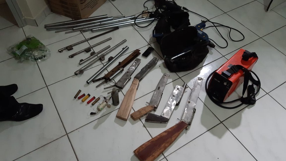 Armas de fabricaÃ§Ã£o artesanal foram apreendidas com idoso em Parnamirim â€” Foto: SÃ©rgio Henrique Santos/Inter TV Cabugi