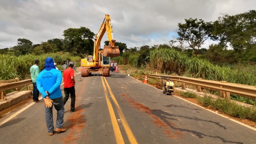 Prefeitura de Patos de Minas tentou adiantar os trabalhos na ponte sobre a BR-365, foto de arquivo  — Foto: Prefeitura de Patos de Minas/Divulgação