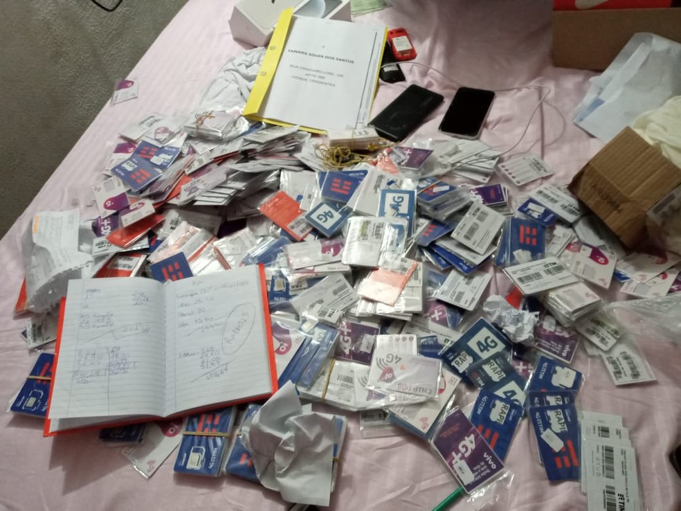 Centenas de chips de celular apreendidos durante operação contra extorsão em SP — Foto: Divulgação Polícia Civil