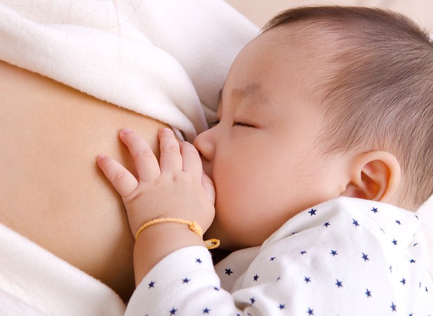 Bebê amamentando (Foto: Thinkstock)