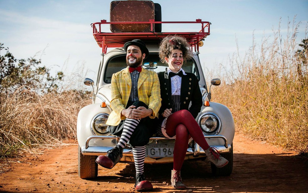 PalhaÃ§o Trevolino e PalhaÃ§a LelÃª, da Cia. da Sorte, no Fusca com o qual viajaram 15 mil quilÃ´metros pelo Brasil  (Foto: Bento Viana/Revista TraÃ§os)