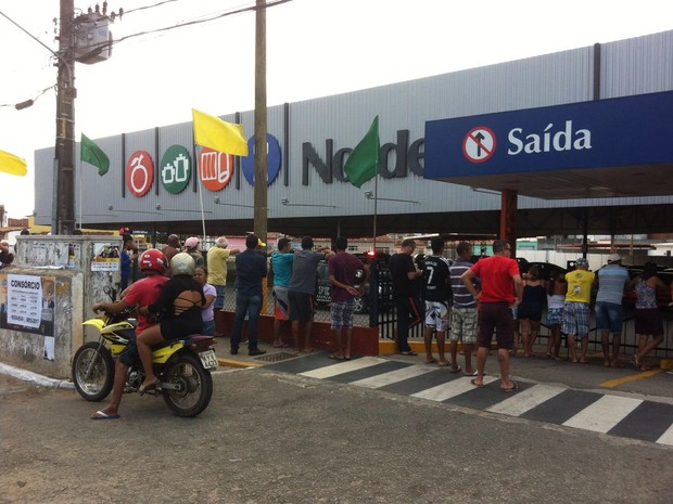 Carro estacionado no supermercado Nordestão explodiu (Foto: Olinto Bezerra/Inter TV Cabugi)