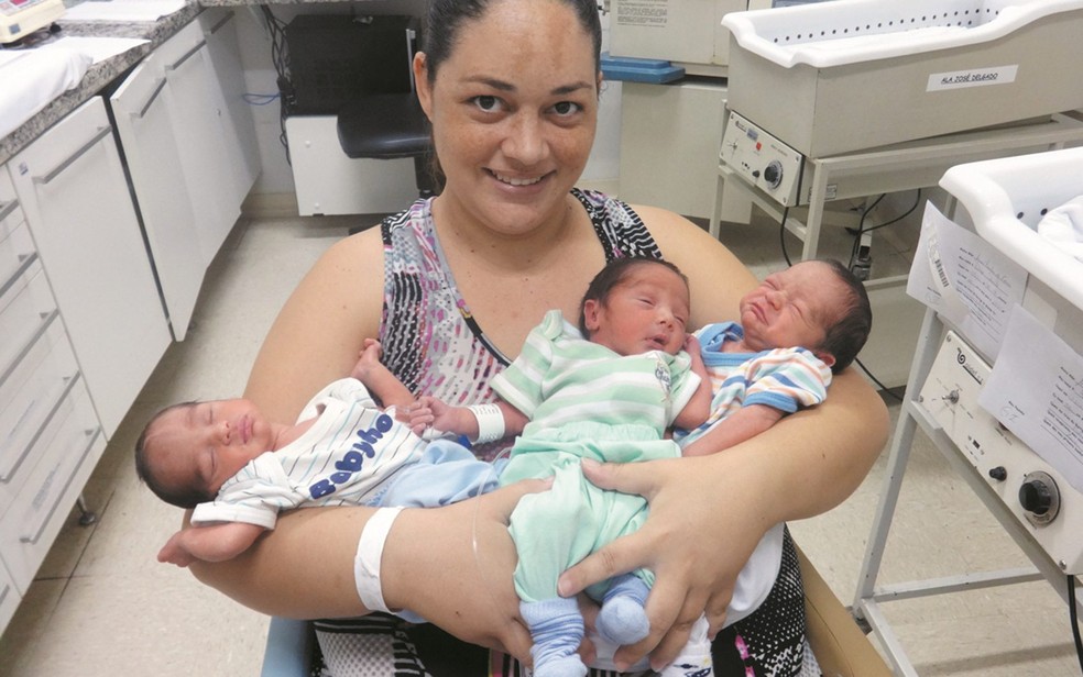 Mãe Ana Paula com os três filhos no hospital — Foto: Divulgação/Santa Casa de Votuporanga