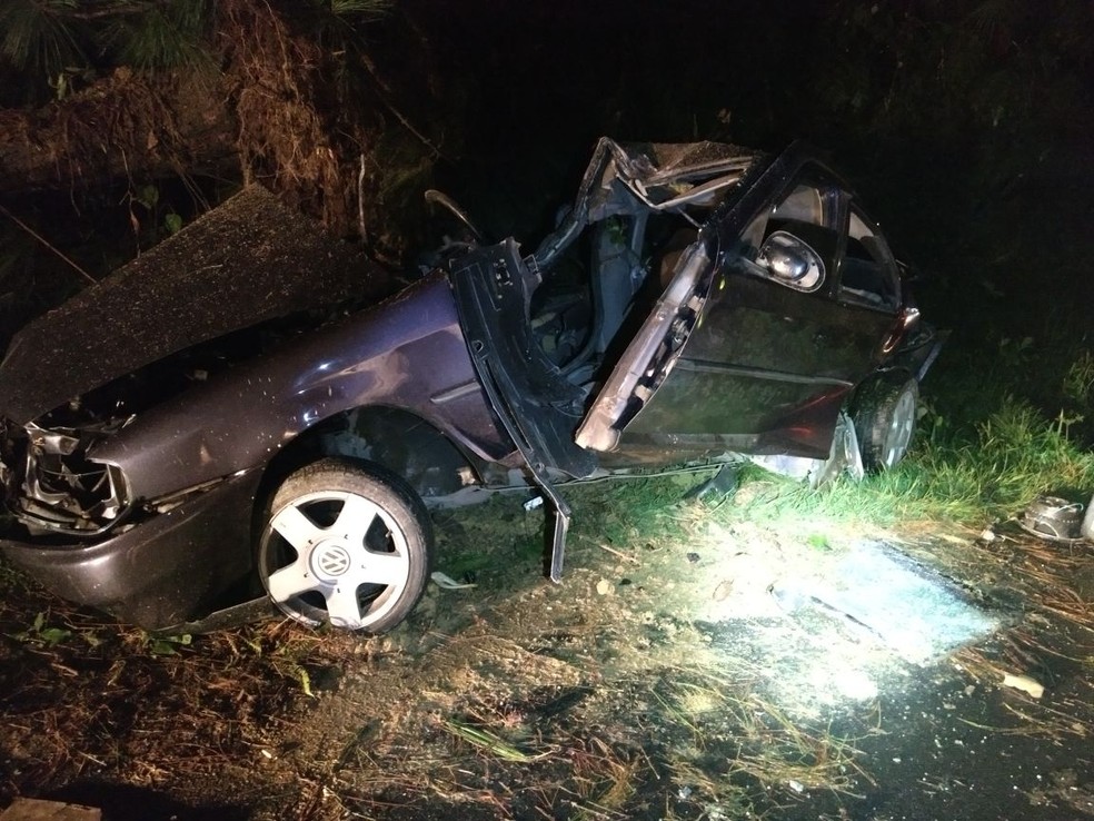 Motorista do Gol morreu ao bater em caminhão na BR-470 (Foto: PRF/Divulgação)