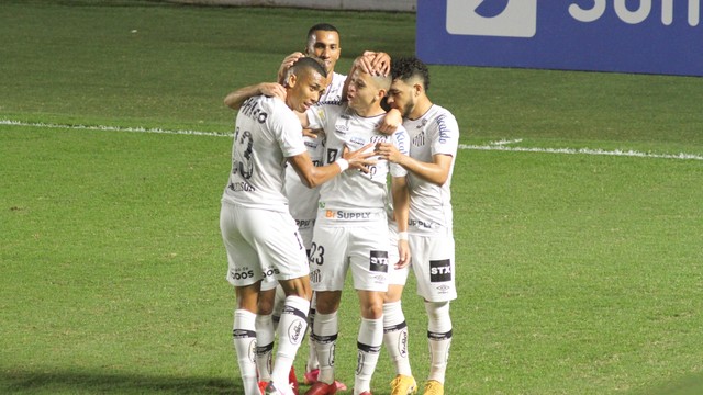 Gol de Marcos Guilherme abriu placar para o Santos na Vila