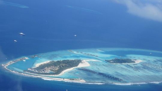 Dois turistas morrem afogados em área famosa por tubarões nas Maldivas