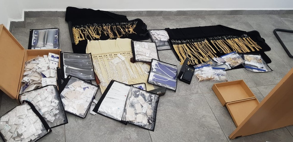 Homem é detido com carregamento de joias avaliado em R$ 700 mil na Fernão Dias — Foto: Divulgação / Polícia Rodoviária Federal