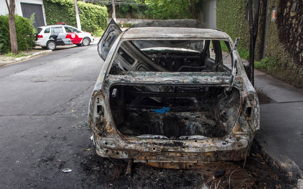 Um corpo não identificado foi encontrado algemado, baleado e carbonizado dentro do porta- malas de um carro em chamas na região do Morumbi, Zona Sul de São Paulo (Foto: Marivaldo Oliveira/Código 19/Estadão Conteúdo)