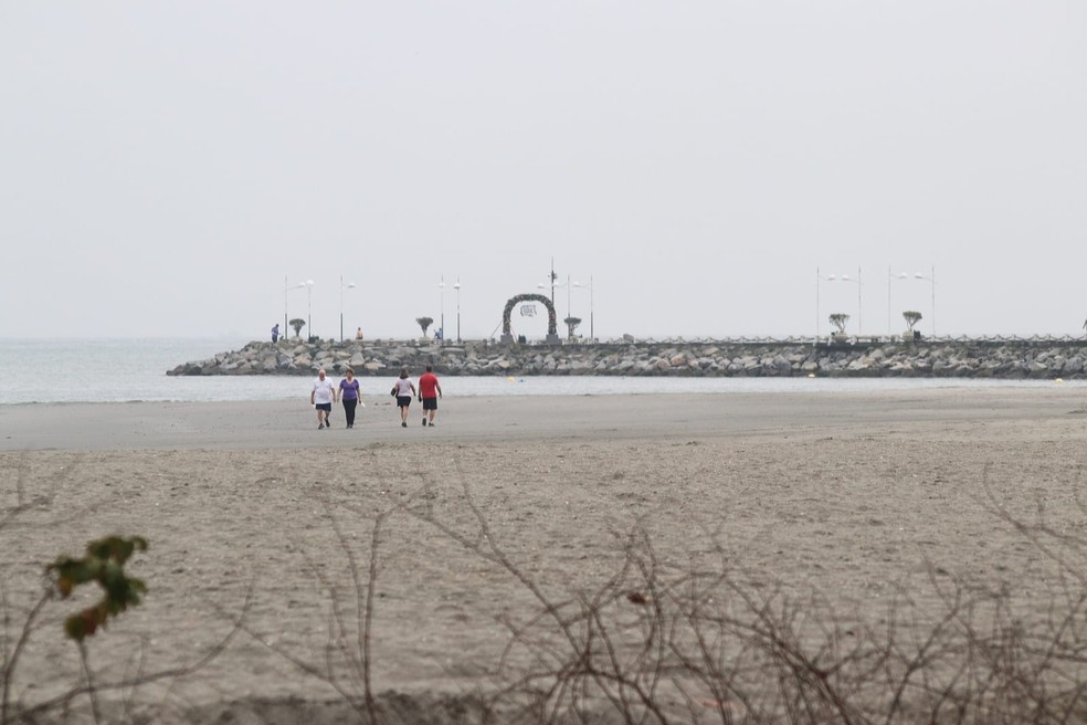 S&atilde;o cerca de 130 passos do in&iacute;cio da faixa de areia at&eacute; o mar &mdash; Foto: Luiz Souza/NSC TV