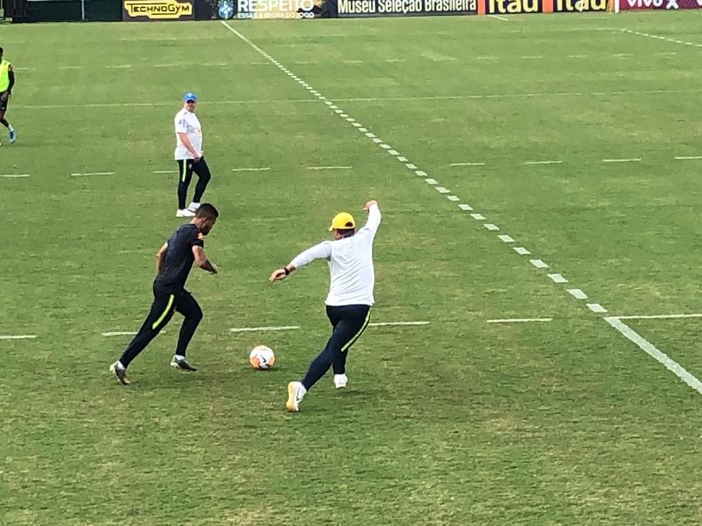Bruno treina contra Jardine no treino da Seleção: ex-jogador do Galo agrada ao treinador nas atividades em Teresópolis — Foto: Raphael Zarko
