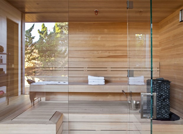 SAUNA | A sauna seca particular faz completo sentido para o estilo da casa  (Foto: Reprodução / Realtor)