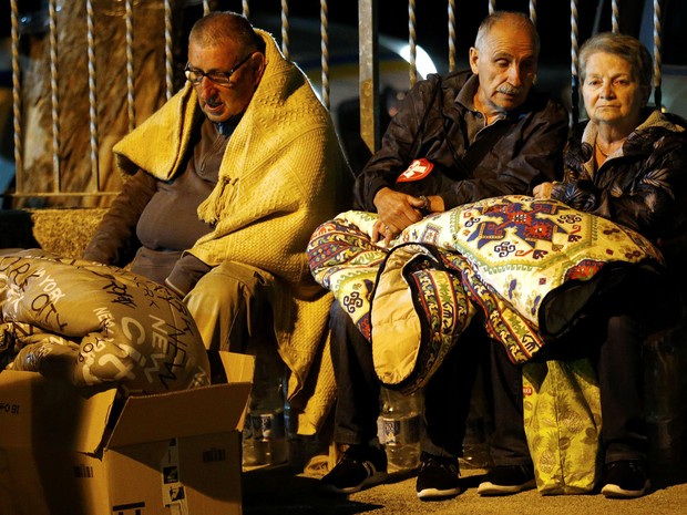 Pessoas se agasalham para passar a noite ao ar livre em Amatrice, na Itália, após o terremoto que atingiu a cidade  (Foto: Reuters/Stefano Rellandini)