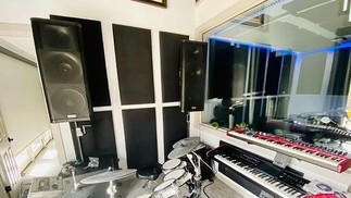 O estúdio do ator tem bateria, pianos, guitarras e outros equipamentos — Foto: Reprodução