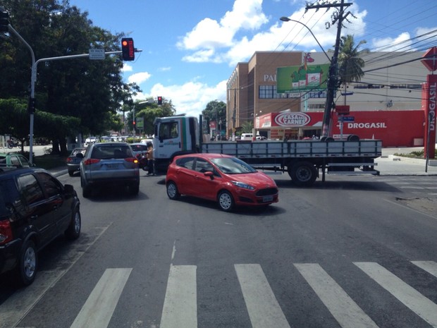 Carro e caminhão colidem na Avenida Fernandes Lima e trânsito fica mais congestionado (Foto: Micaelle Morais/G1)