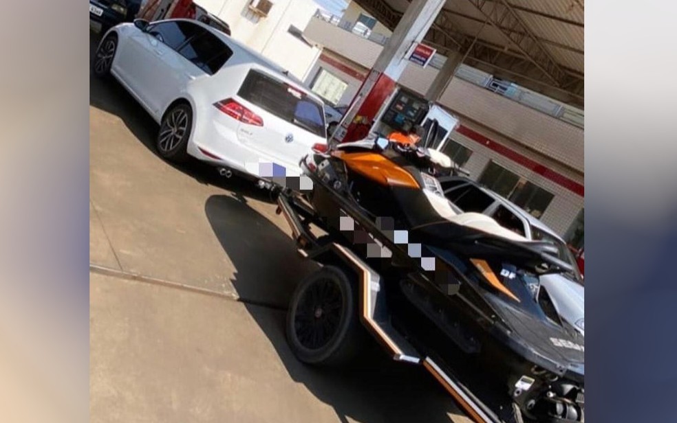 Carro de luxo e jet ski apreendidos com suspeito conhecido como 'Barão do iPhone' em Pontalina — Foto: Divulgação/Polícia Civil