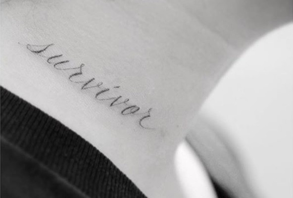 Demi Lovato tatuou a palavra 'sobrevivente' em seu pescoço (Foto: Instagram)