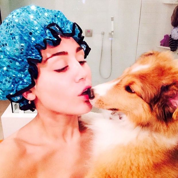 Miley Cyrus e seu novo cãozinho, Emu (Foto: Reprodução Instagram)